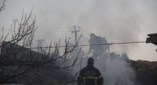 Yangına müdahale eden itfaiye eri çatıdan düşerek yaralandı