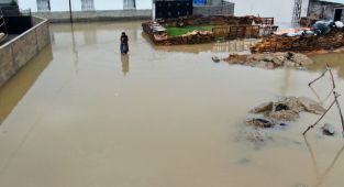 Adana'da yağmur mahalleyi sular altında bıraktı