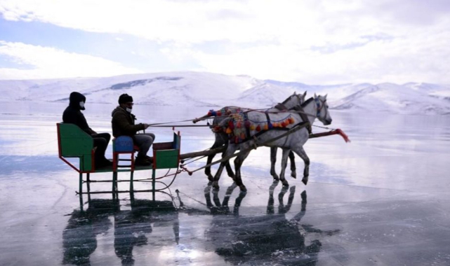 Atlı kızakla buz tutan Çıldır Gölü’nde drift attı