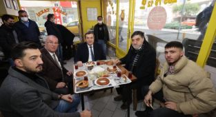 Başkan Batur sahada, esnafın yanında