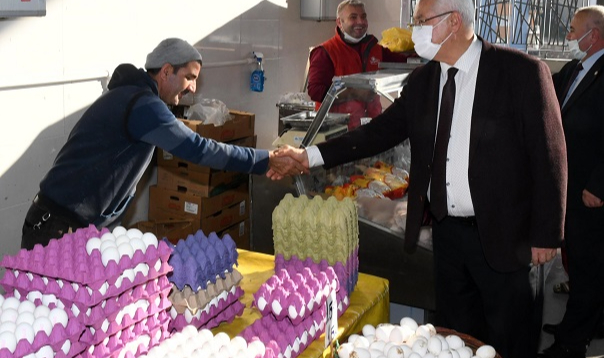 Başkan Selvitopu pazarcı esnafını unutmadı