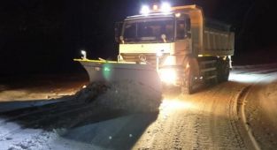 Beydağ Belediyesi karla mücadeleye devam ediyor