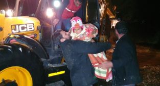 Bir anda yükselen suların ortasında kaldılar