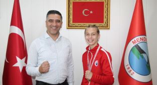 Bu ringte sadece kadın boksörler var