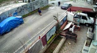 Esenyurt'ta plakasında ''mutluyuz'' yazan otomobille geldi