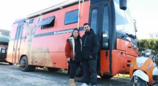 Hurda otobüsü ‘yeni gelin’ karavanına çevirdiler