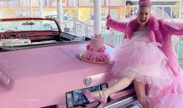 İlişkilerinde hayal kırıklığı yaşayan kadın pembe renk ile evlendi