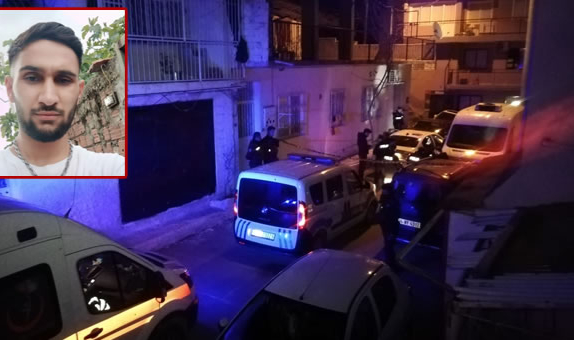 İzmir’de iki kişi, erkek cesedi olan otomobili bırakıp kaçtı