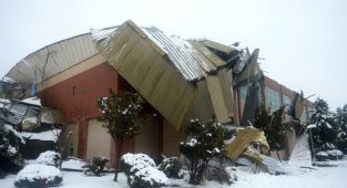 Kahramanmaraş Fuar Merkezinin çatısı kar nedeniyle çöktü