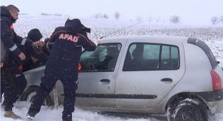 Kara saplanan araçları kurtarma operasyonu