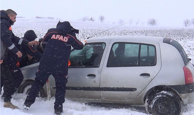Kara saplanan araçları kurtarma operasyonu