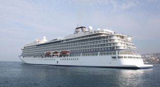 Kuşadası'na yılın ilk kruvaziyeri yanaştı