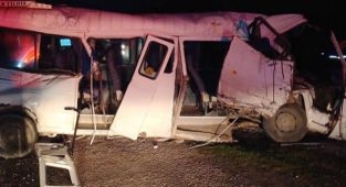 Muğla'da öğrenci servisi ile TIR çarpıştı