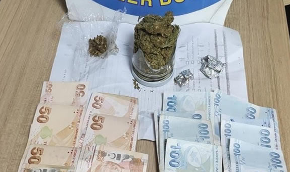 Polisi görünce uyuşturucu dolu kavanozu dışarı attı