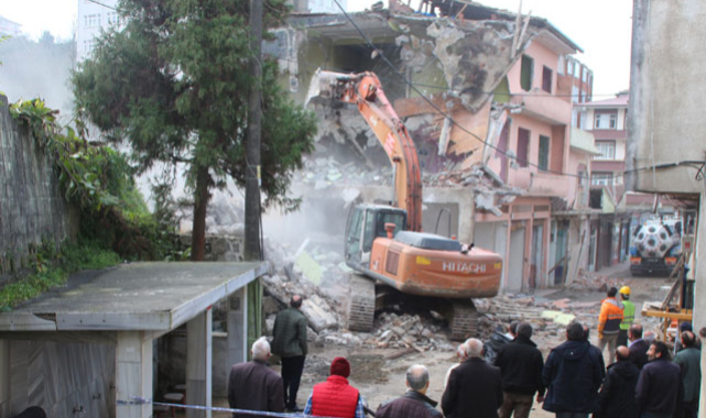 Rize'de dere yatağında selin vurduğu binalar yıkılıyor