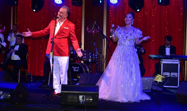 Safiye Soyman ile Faik Yeni Yıla Royal Teos Sahnesinde Girdi