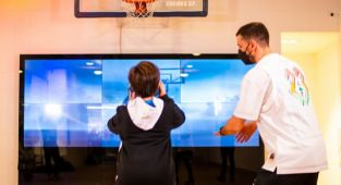 Sneaks Up, çocukları, basketbol eğitimine bekliyor!