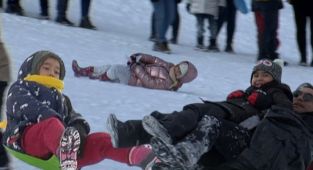 Uludağ'da kayak pistlerinde selfie, kızak, poşet tehlikesi