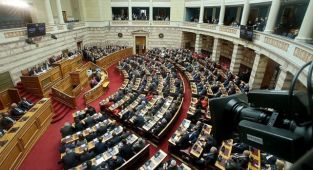 Yunan Parlamentosunda Maske tartışması