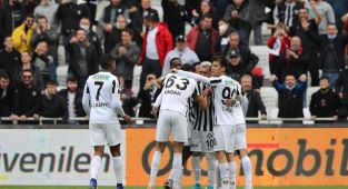 Altay kendi evinde güldü