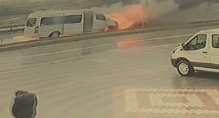 Antalya'da tur minibüsü alev alev yandı, turistler canlarını zor kurtardı