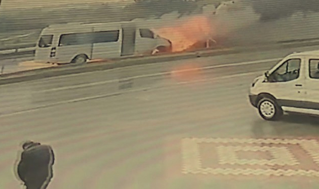 Antalya'da tur minibüsü alev alev yandı, turistler canlarını zor kurtardı