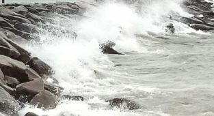 Bandırma'da kuvvetli yağış ve fırtına etkili oluyor