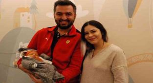 Bebeğini havuzda doğurdu