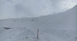 Bingöl'de çığ düştü, yol ulaşıma kapandı
