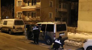 Birliktelik yaşadığı kadını ve eski kocasını pompalı tüfekle vurdu