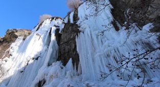  Buz tutan Gelinkayası Şelalesi tırmanış tutkunlarınca ziyaret ediliyor