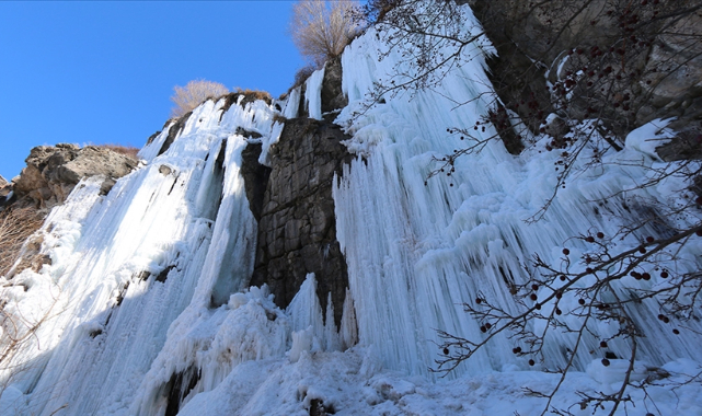 Buz tutan Gelinkayası Şelalesi tırmanış tutkunlarınca ziyaret ediliyor