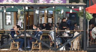 Fransa’da bazı kapalı alanlarda maske zorunluluğu kalktı