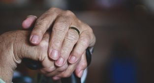 Fransa'da yaşlı bakımevlerinde 'kötü muamele' krizi büyüyor