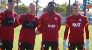 Galatasaray'da 4 futbolcu geldi, 8 gitti