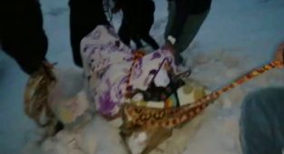 Hastayı tahta kızak ile ambulansa ulaştırdılar