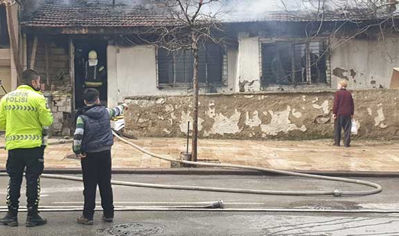 Isınmak için ateş yakılan metruk ev alevlere teslim oldu