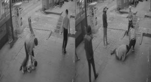 İstanbul'da bıçaklı gasp dehşeti kamerada