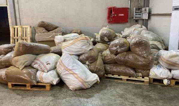 İzmir'de kaçak sigara fabrikası kurmuşlar