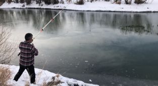 Kars'ta eksi 13 derece soğukta balık avı