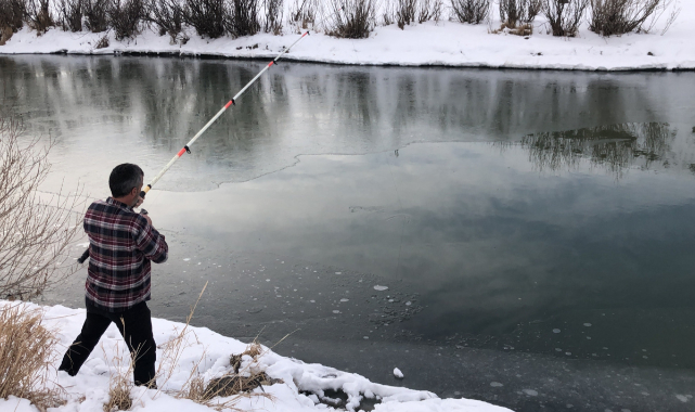 Kars'ta eksi 13 derece soğukta balık avı