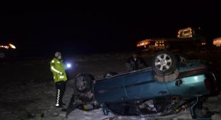 Köpeğe çarpan otomobil takla attı