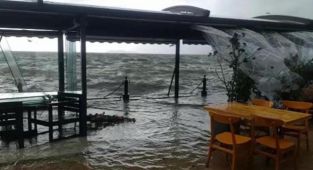 Kordondaki iş yerlerindeki masa ve sandalyeler sular altında kaldı