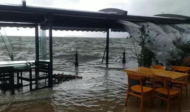 Kordondaki iş yerlerindeki masa ve sandalyeler sular altında kaldı