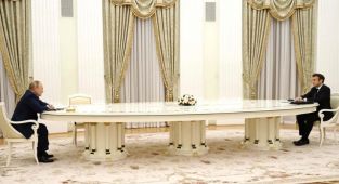 Macron-Putin görüşmesindeki 'sosyal mesafe' Fransa'da gündem oldu