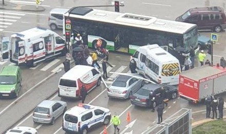 Öğrenci servisi ile otobüs çarpıştı