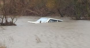 Taşan dere otomobili yuttu