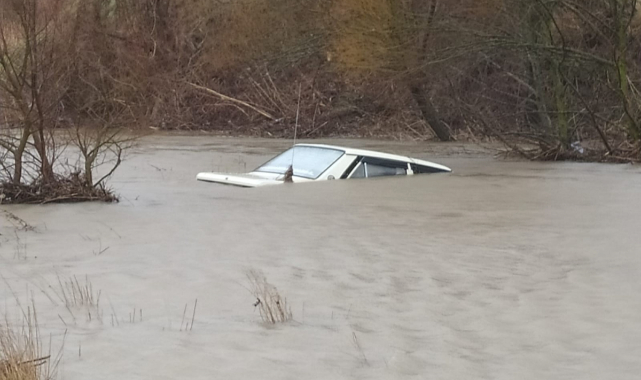 Taşan dere otomobili yuttu