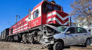 Tren, otomobile çarptı: 1 ölü, 2 yaralı