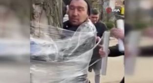 Ukraynalılar yakaladıkları Rus vatandaşını ağaca bağladı